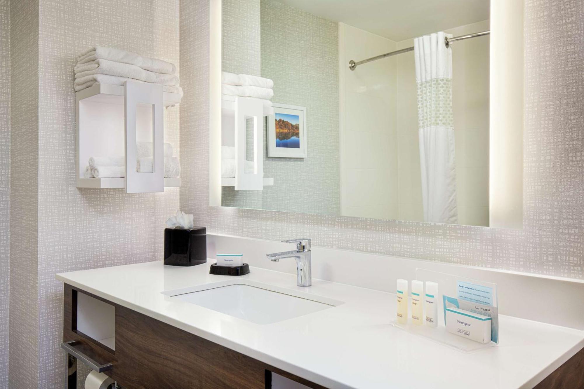 Newly Renovated Hampton Inn Omaha West Lakeside Eksteriør billede